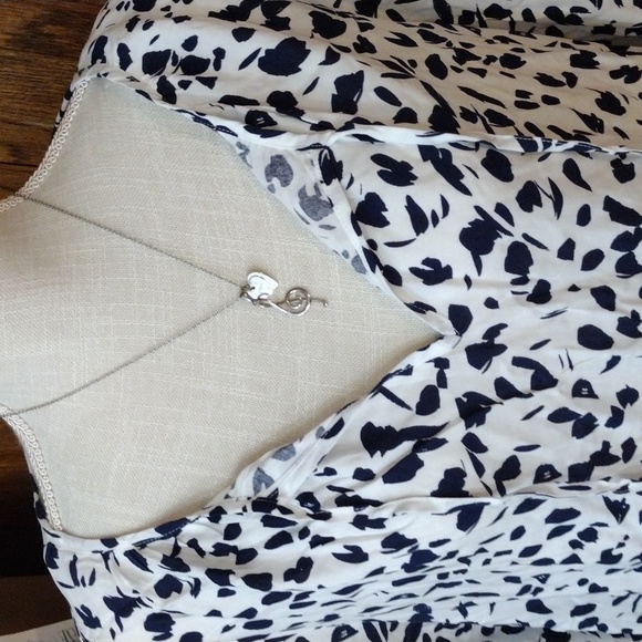 CATHERINE'S BLACK AND WHITE POET'S TYPE PRINT BLOUSE SZ 14 / 16 - Picture 4 of 10